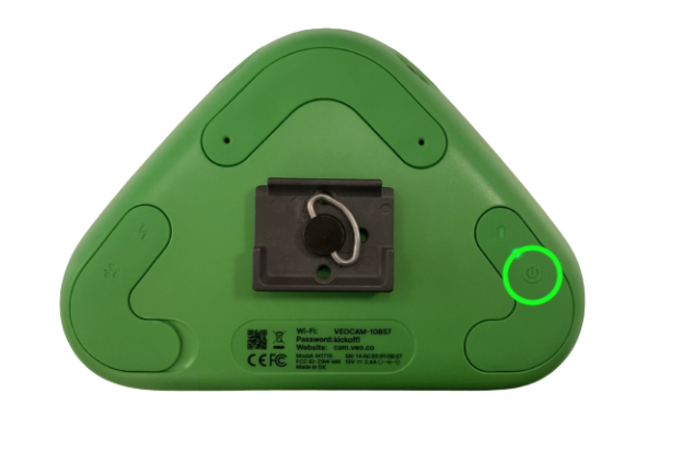 Veo Cam 1の電源ボタンを長押しする様子