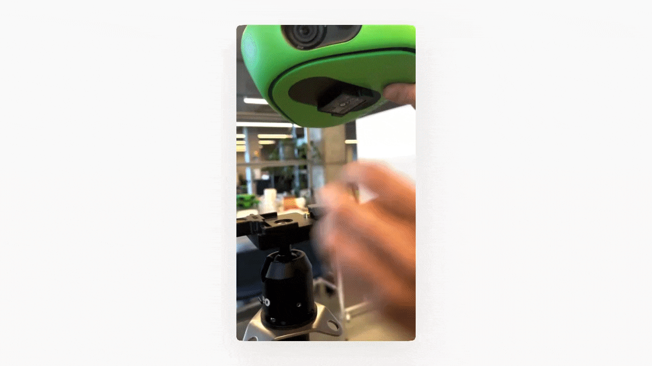 Tilting the camera on the mount